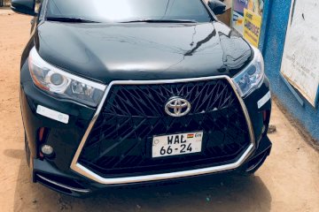 Black Toyota Highlander