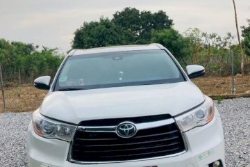 White Toyota Highlander